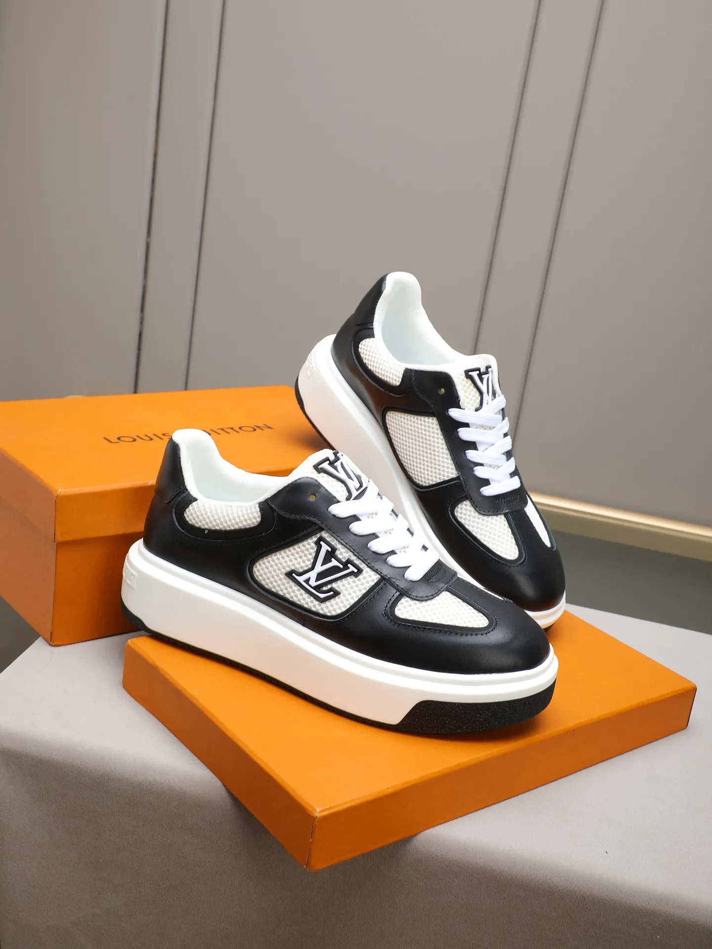 Men's shoes 💰460 New men's shoes LV fashion trend Made of first-layer calfskin➕breathable mesh lining! The foot feels super comfortable and the workmanship is impeccable. Foam ultra-light outsole, size: 38-44 (45 customized) 2 colors to choose from!